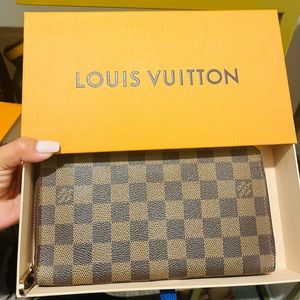 SOLD!Authentic Louis Vuitton organizer/big wallet